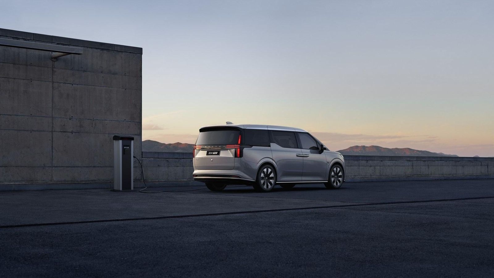 70 años después de que Volvo contase con el Duett vuelve a tener en su oferta un modelo con una filosofía parecida. 70 años después de que Volvo contase con el Duett vuelve a tener en su oferta un modelo con una filosofía parecida.