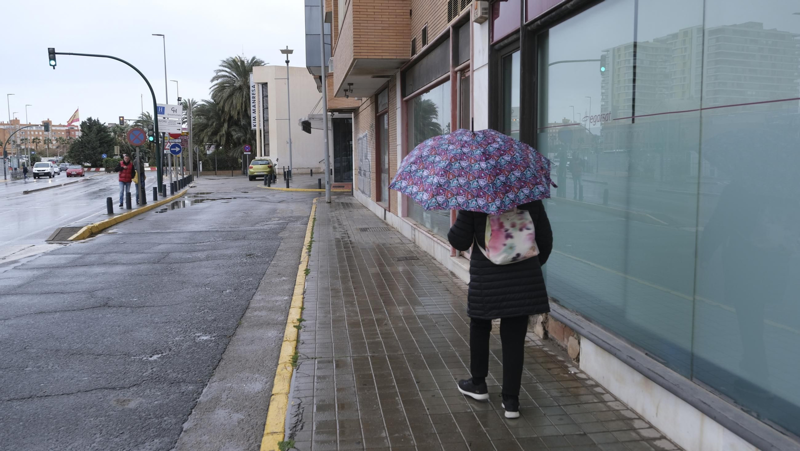 Sábado de lluvia en Almería capital, en imágenes