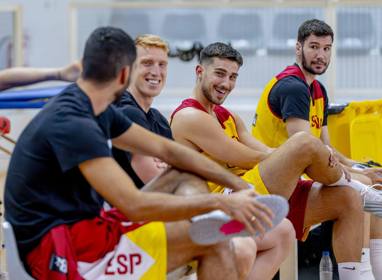 Alberto Díaz departe con varios compañeros.