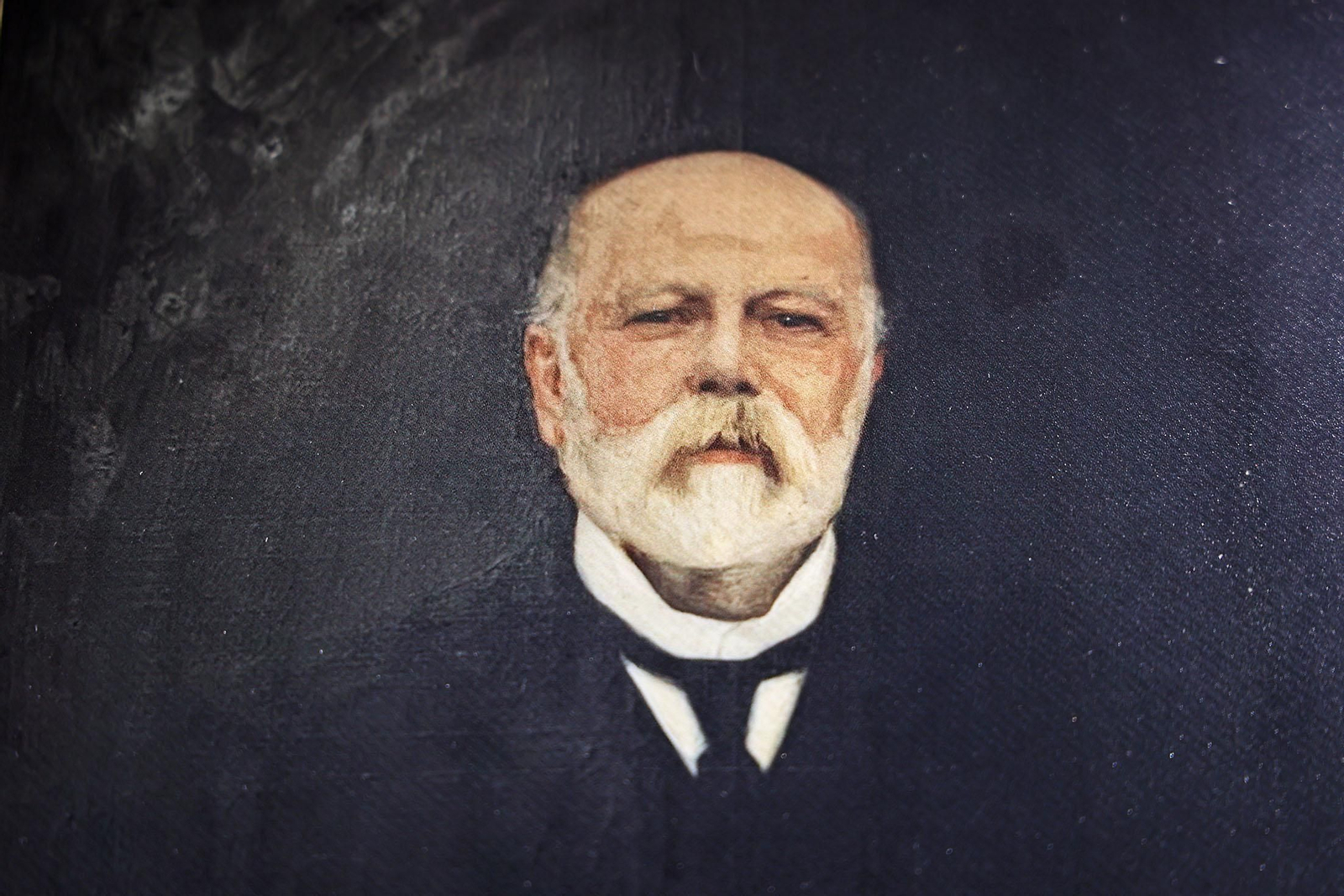 Exposición sobre Vázquez López en el vestíbulo de la Biblioteca