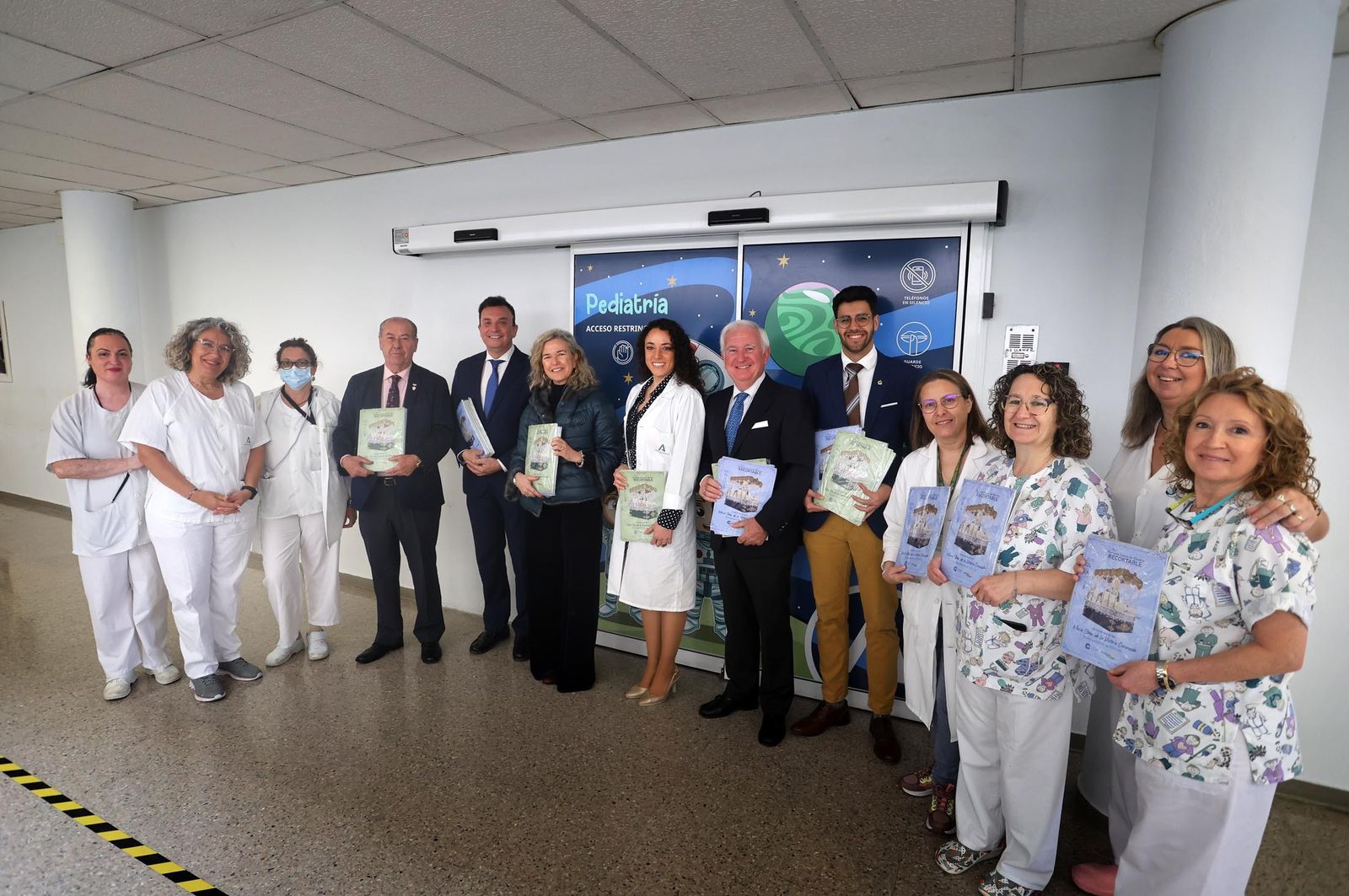 Imágenes de la entrega a los niños de la Unidad de Pediatría del Hospital Juan Ramón Jiménez de los recortables cofrades de la Semana Santa de Huelva