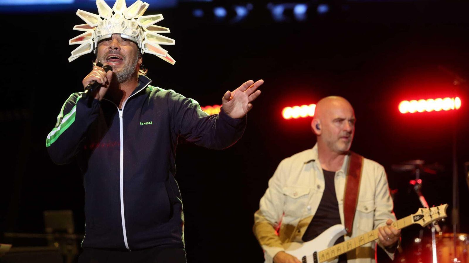 Jay Kay con su gorro de luces. Jay Kay con su gorro de luces.