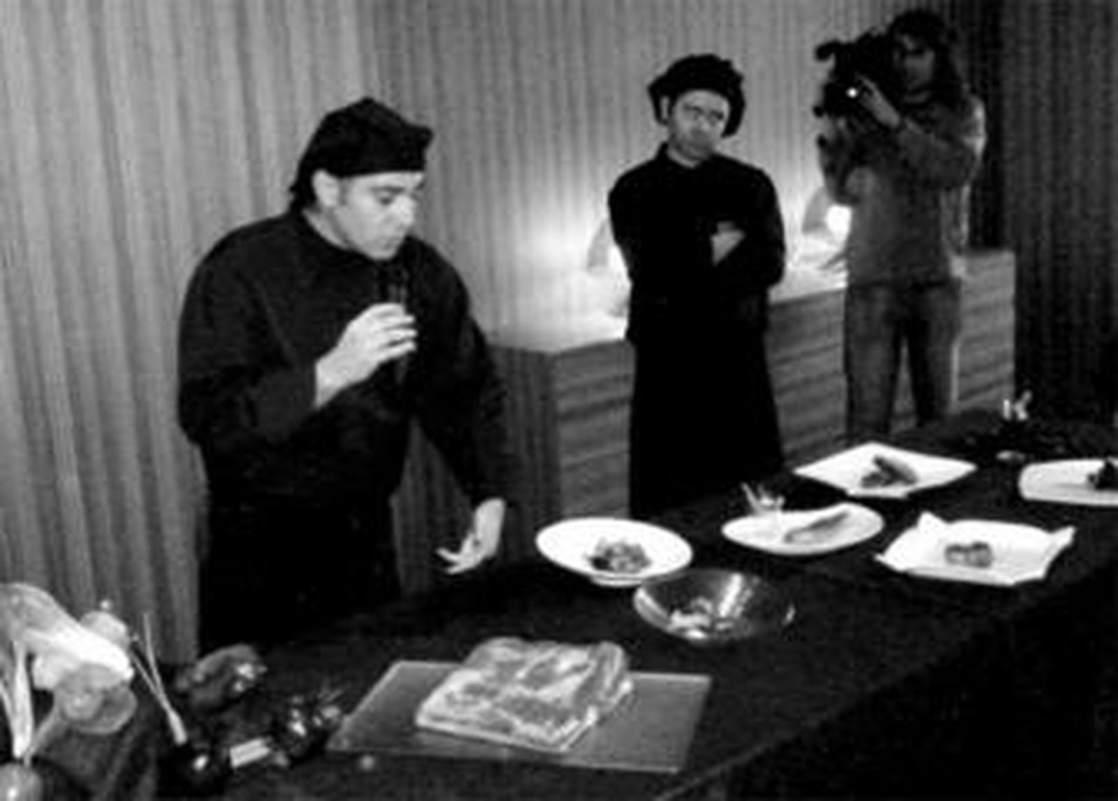 Dos de los chefs del hotel Barceló, ayer, en la presentación de los platos.