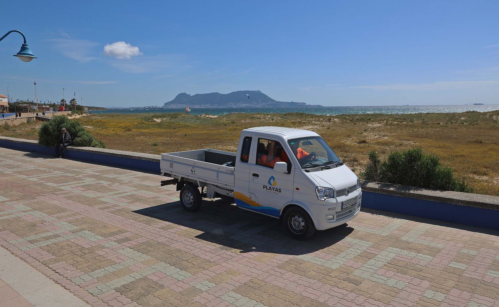 Imágenes de los preparativos para  la temporada de playas en Getares