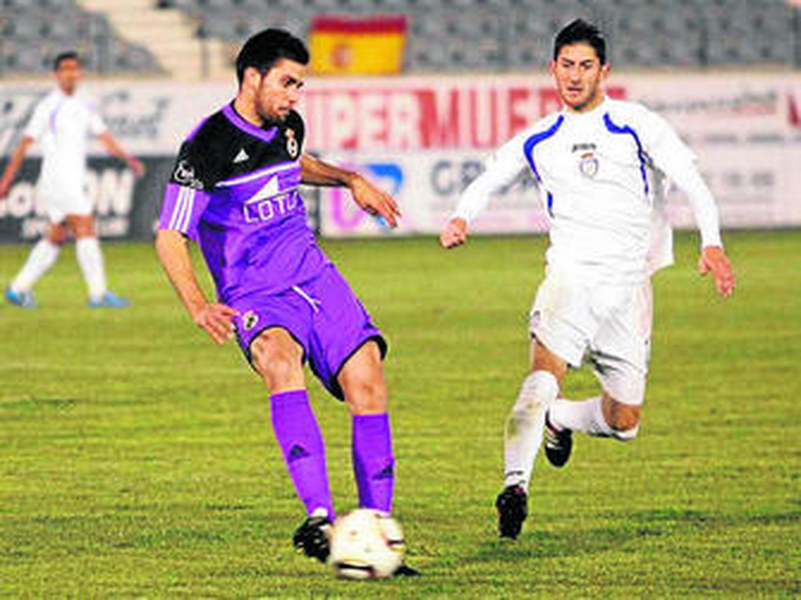 Fran Machado (derecha), en un partido ante la Balona.