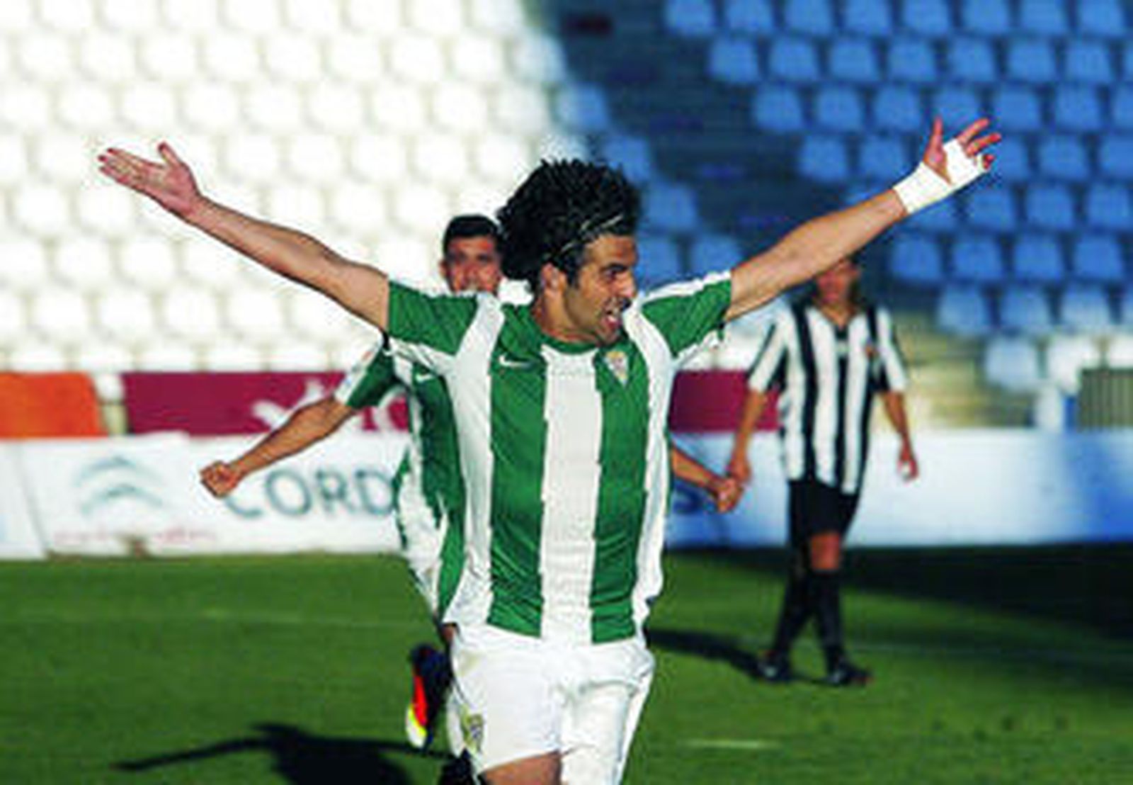 Toni Seoane celebra uno de los goles que marcó con el Córdoba B en la fase de ascenso a Segunda B la pasada temporada.