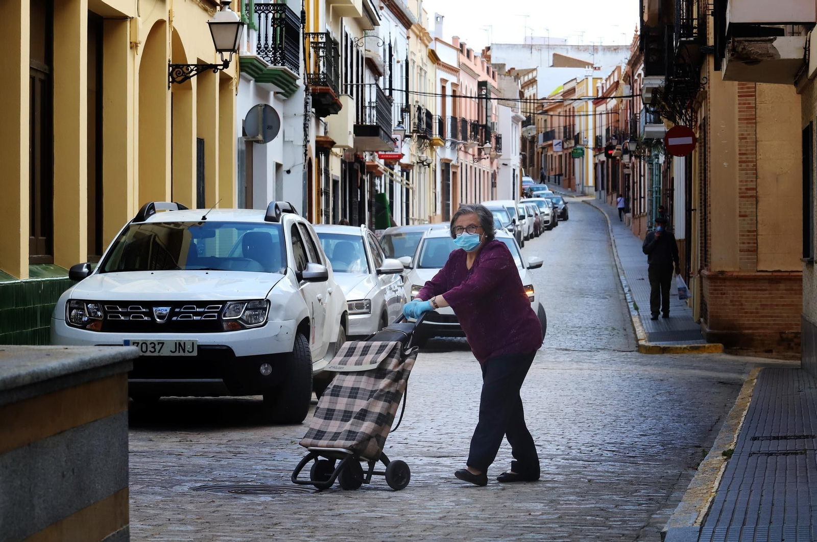 Ambiente en una calle de Bonares durante la pandemia.