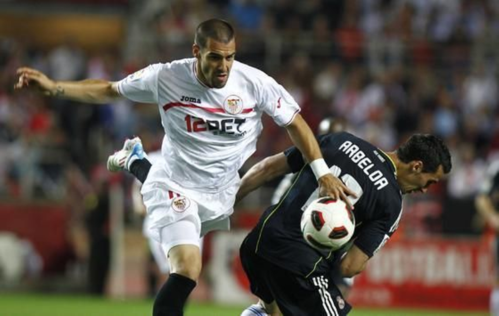 Negredo, en un lance con Arbeloa. / Antonio Pizarro