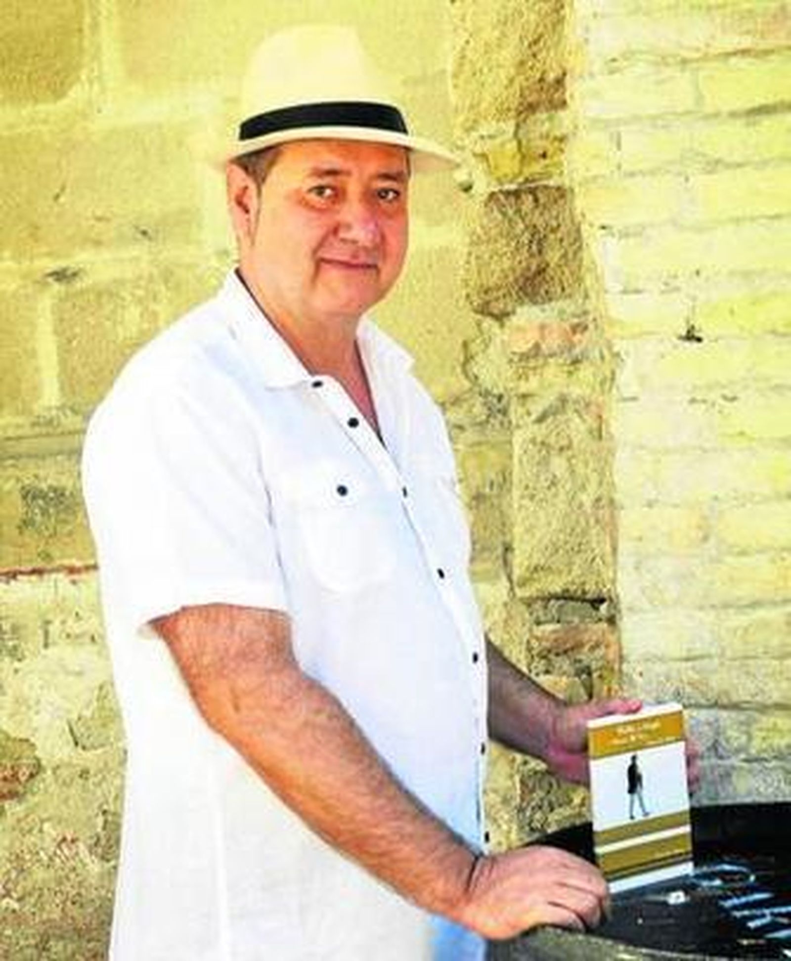 El escritor Mauricio Gil Cano posa con un ejemplar de 'Callar a tiempo', su trabajo poético más reciente.