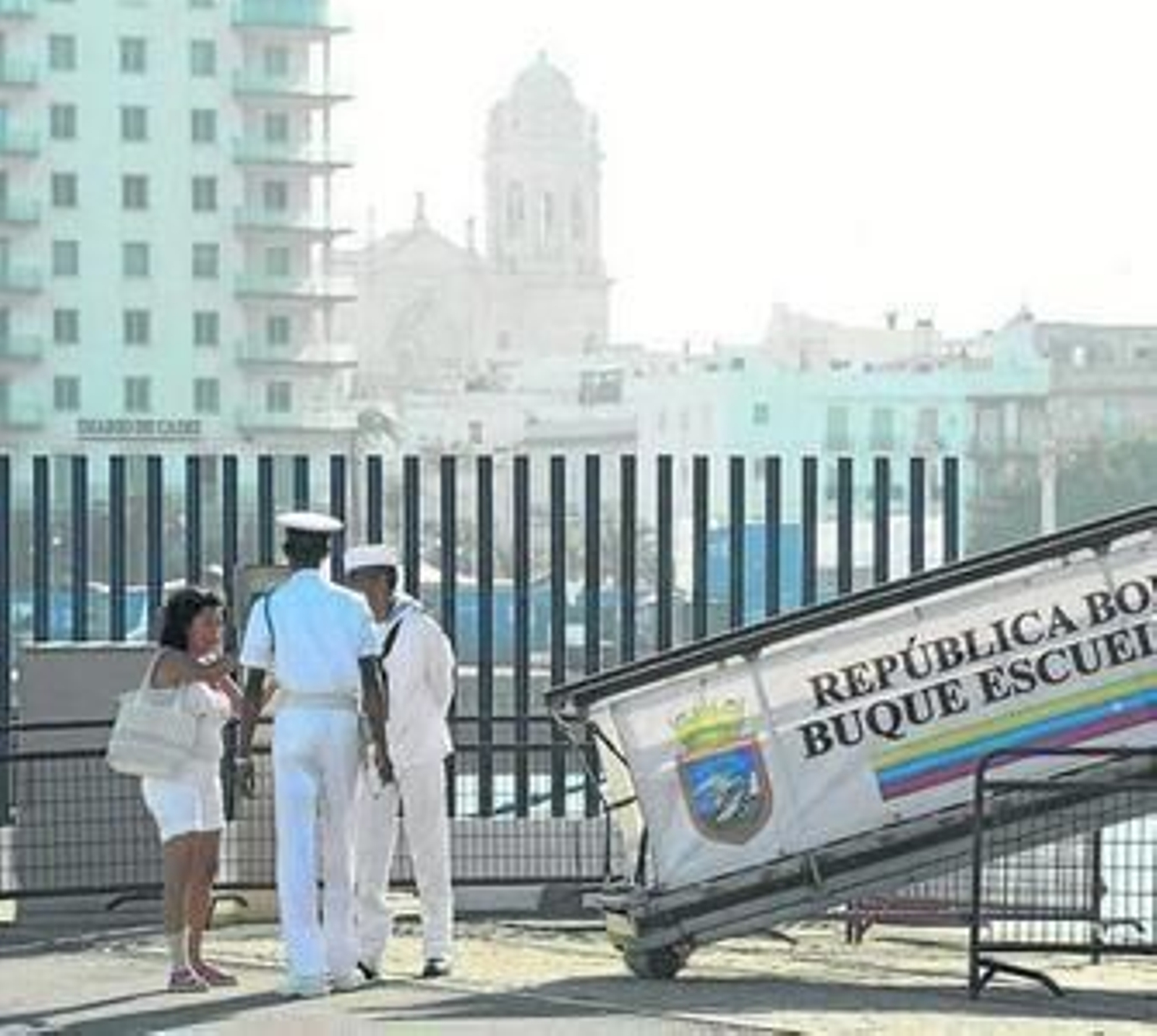 Primeros marineros que llegaron ayer al puerto gaditano.