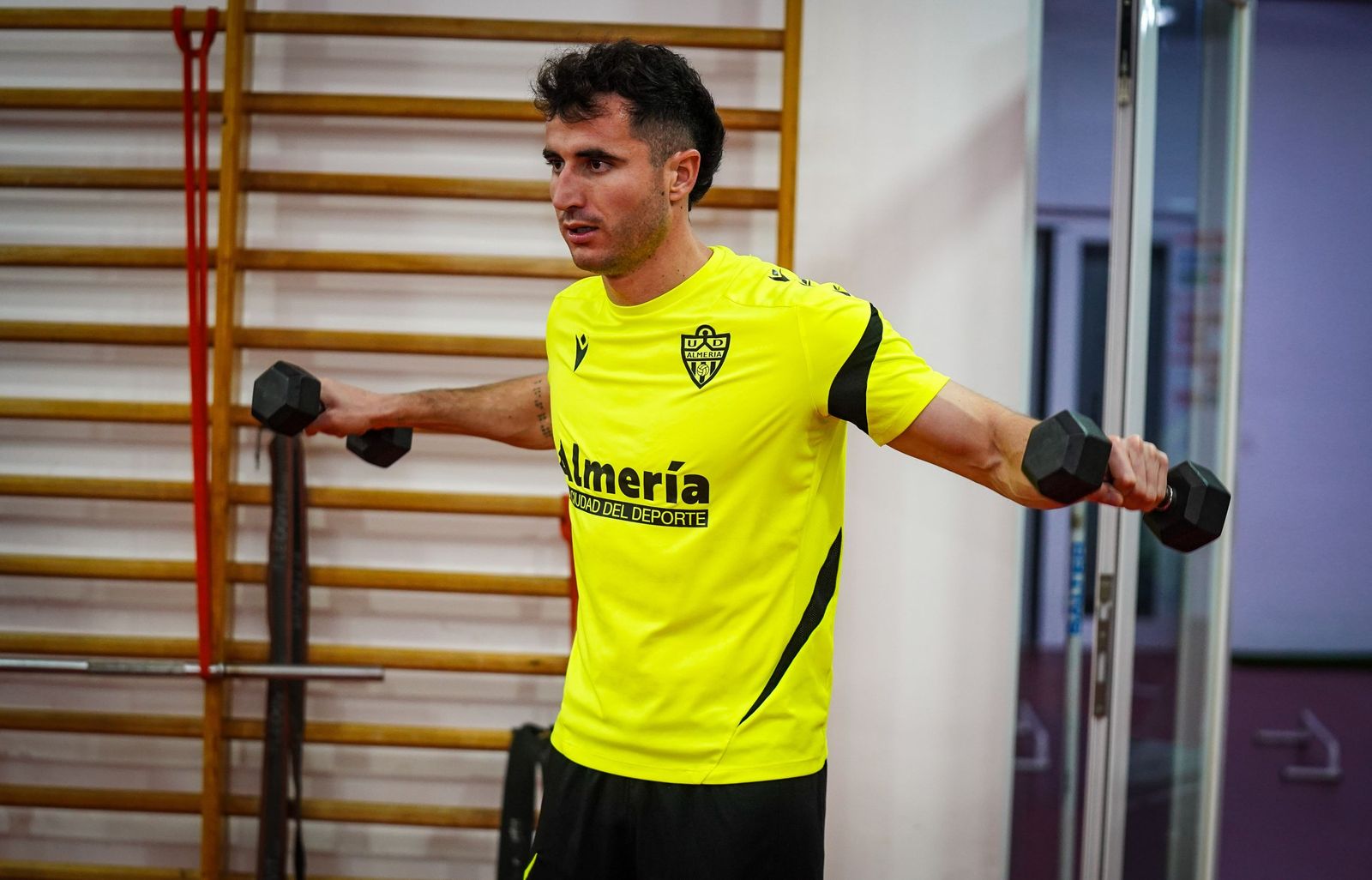 Morcillo levanta pesas en el gimnasio