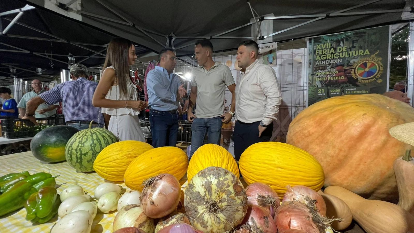 El presidente de la Diputación, Francis Rodríguez, el concejal de Medio Ambiente y Agricultura, Cristian García, y la concejal de Fiestas, Paula Raya, asisten a la feria