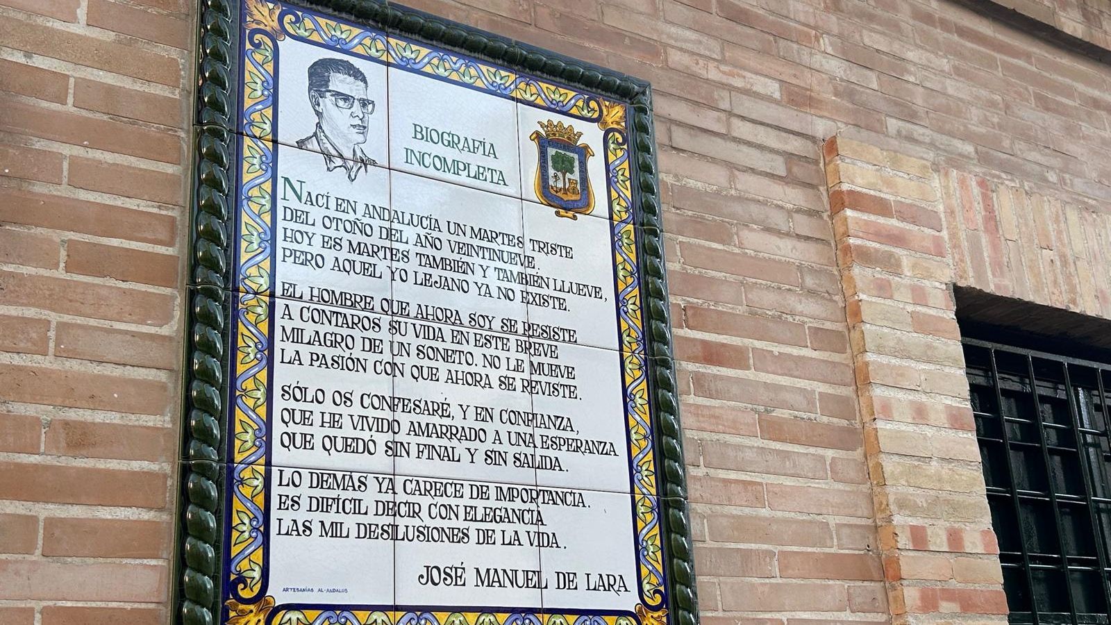Azulejo en reconocimiento de José Manuel de Lara en la Casa Colón de Huelva.