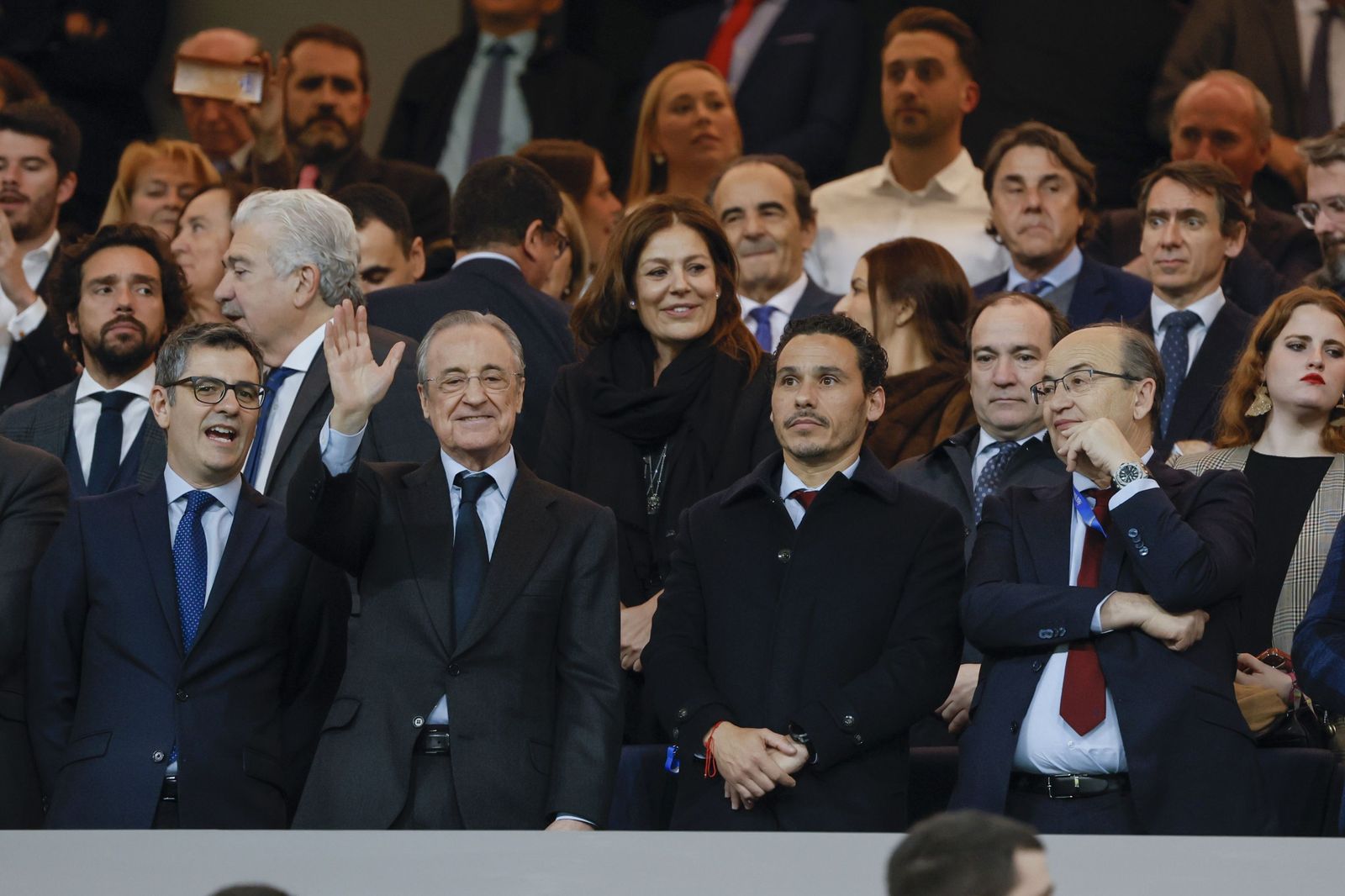 El ministro Félix Bolaños, Florentino Pérez, José María del Nido Carrasco y José Castro, en el Real Madrid-Sevilla.