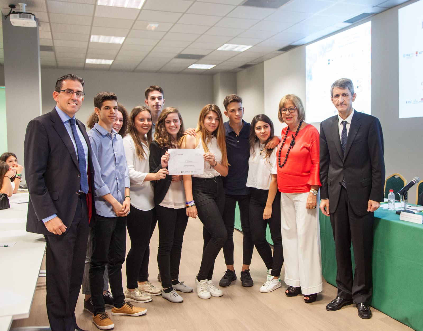 Los IES ganadores del primer premio con José M. Domínguez, Sergio Corral y la consejera Adelaida de la Calle.