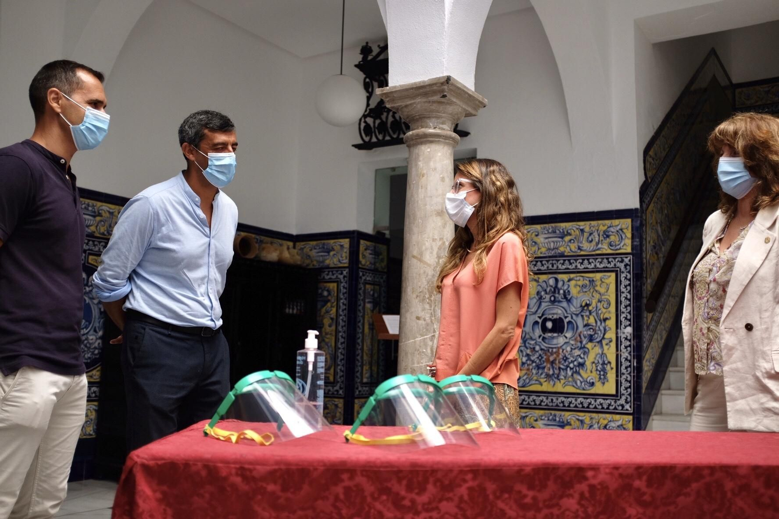 Entrega de las pantallas de protección facial para los alumnos de Ayamonte.