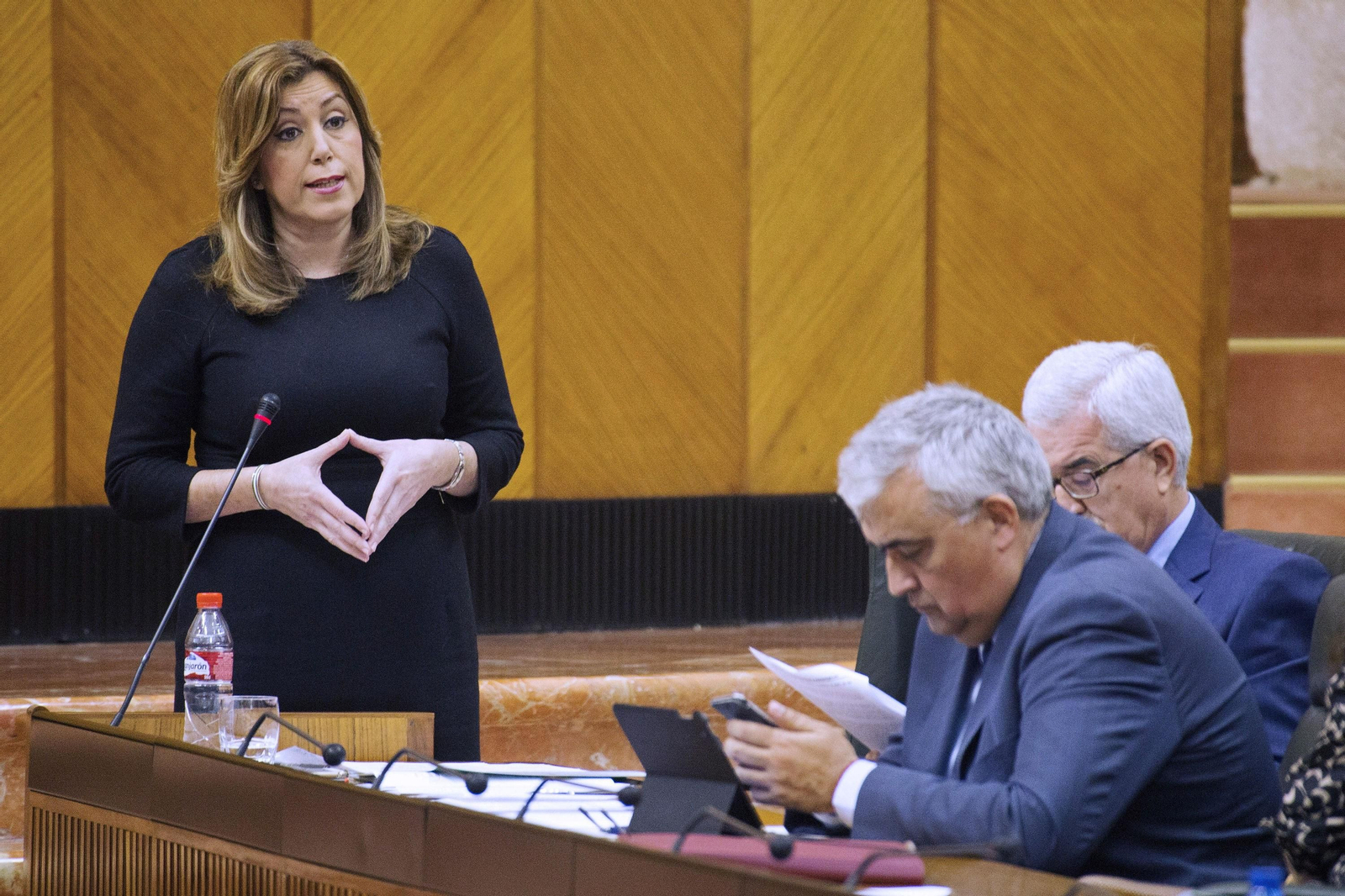 Susana Díaz, ayer durante una de sus intervenciones en el Parlamento, junto a los consejeros Manuel Jiménez Barrios y Antonio Ramírez de Arellano.