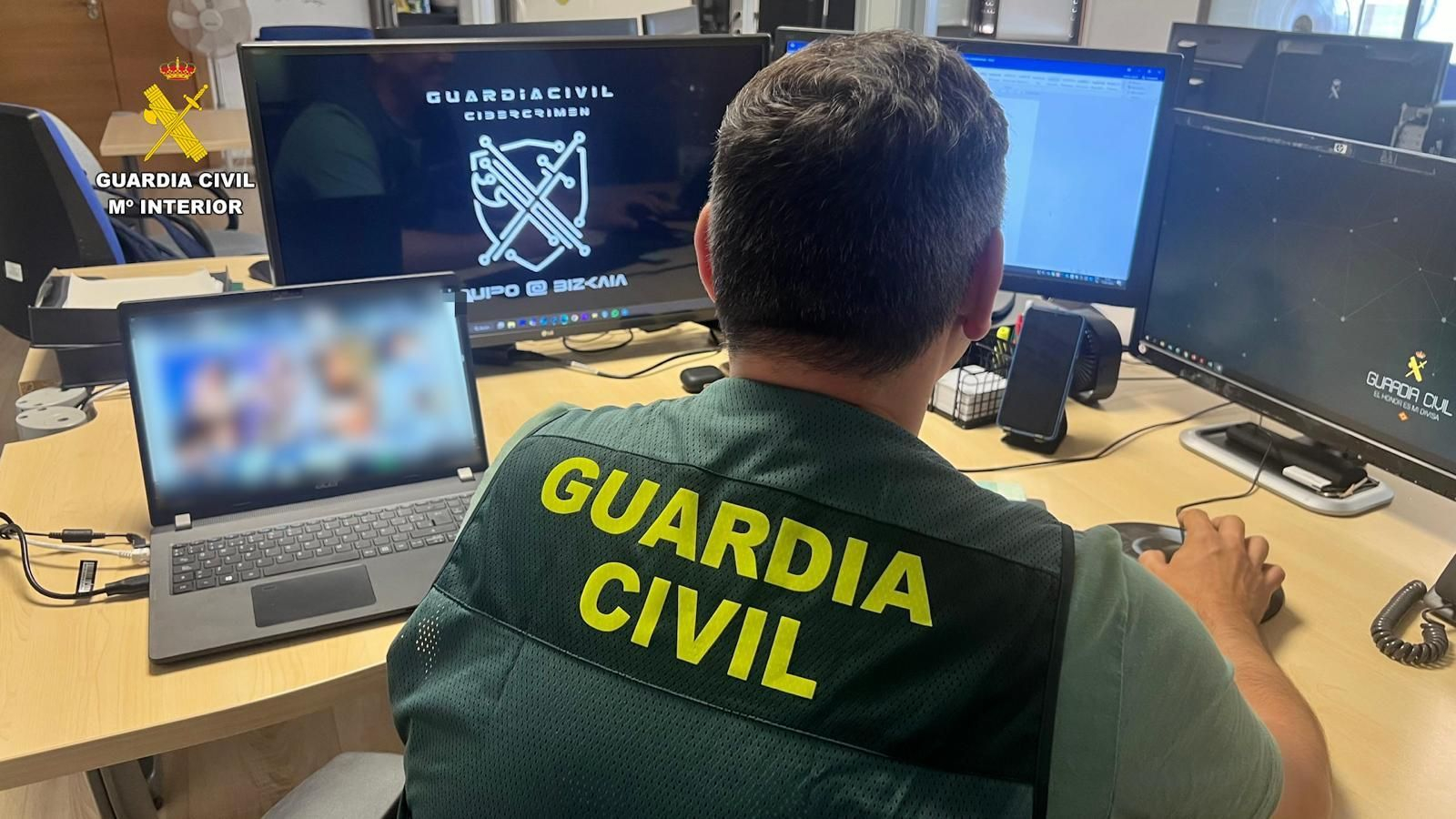 Un agente del Equipo @ de la Guardia Civil.