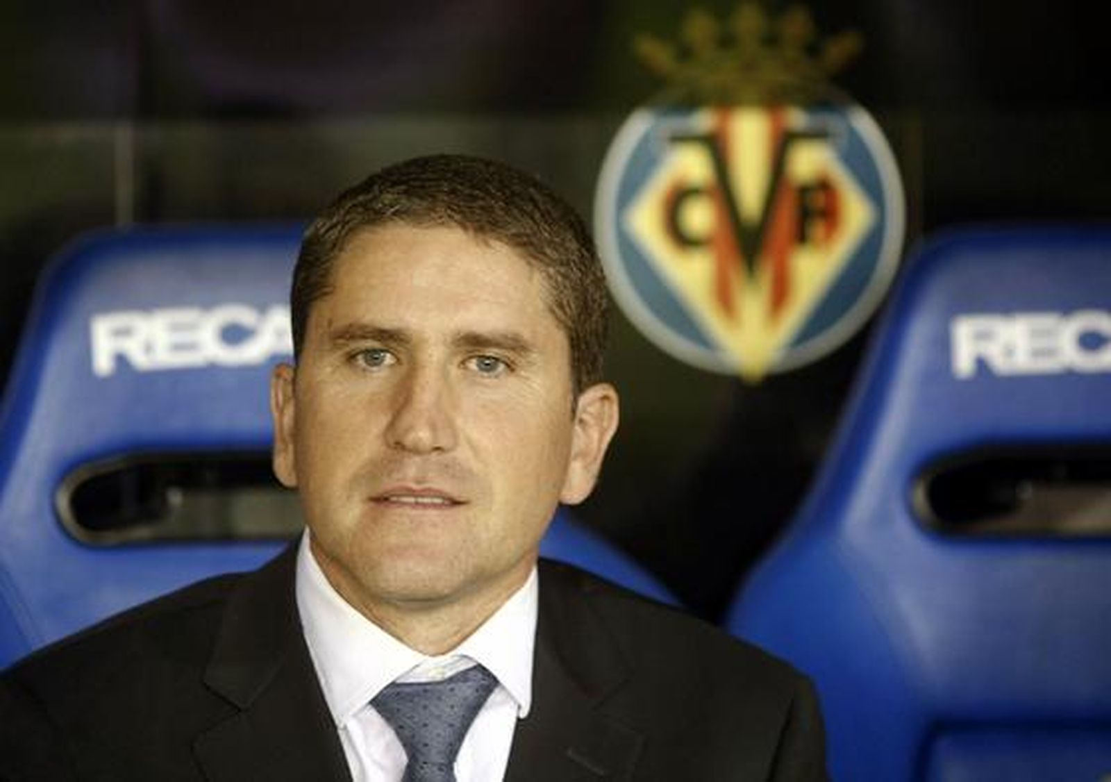 El entrenador del Villarreal CF, Juan Carlos Garrido, observa el partido frente al Real Betis.

Foto: EFE