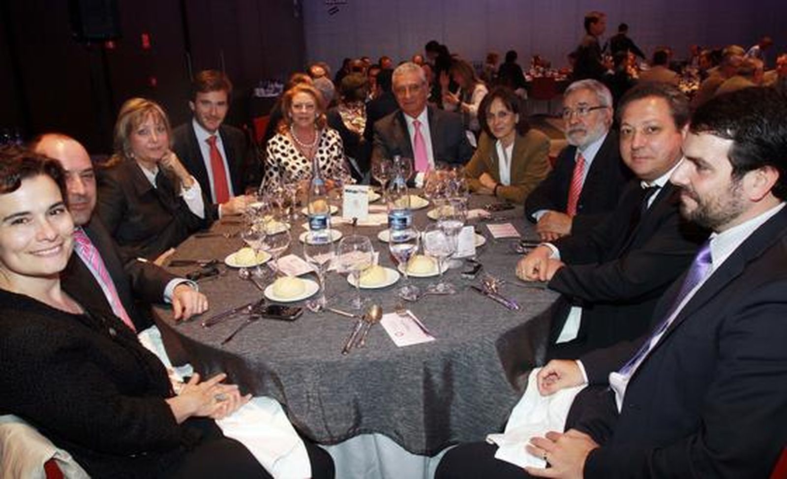 María Jesús Luengo, Mario Otero, Dolores Blanca, Diego Ortiz, Ana Gómez, Luis de la Maza, Remedios Martel, Antonio Chaves, Enrique Benítez y Javier Gómez.