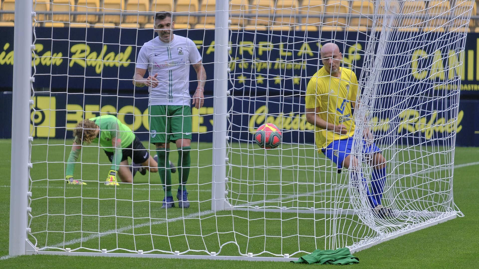 Partido de fútbol a beneficio de la Asociación de Reyes Magos en Carranza
