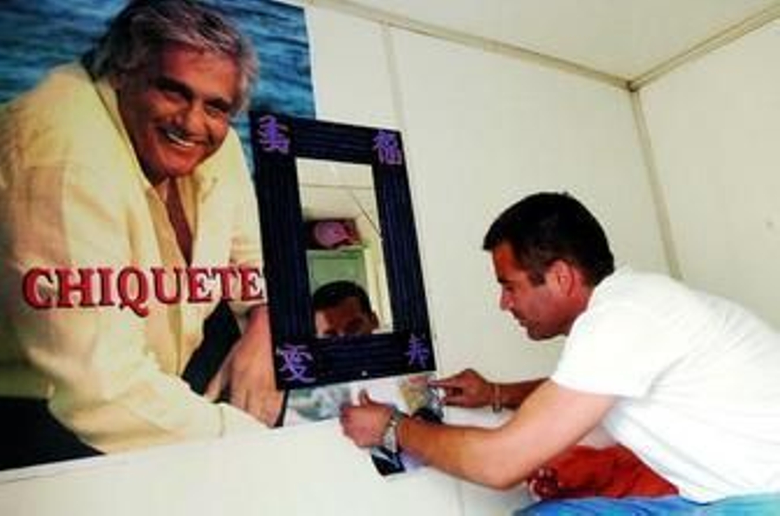 Mario muestra la habitación que ocupa en la caravana y en la que no falta ni el póster de su artista favorito.