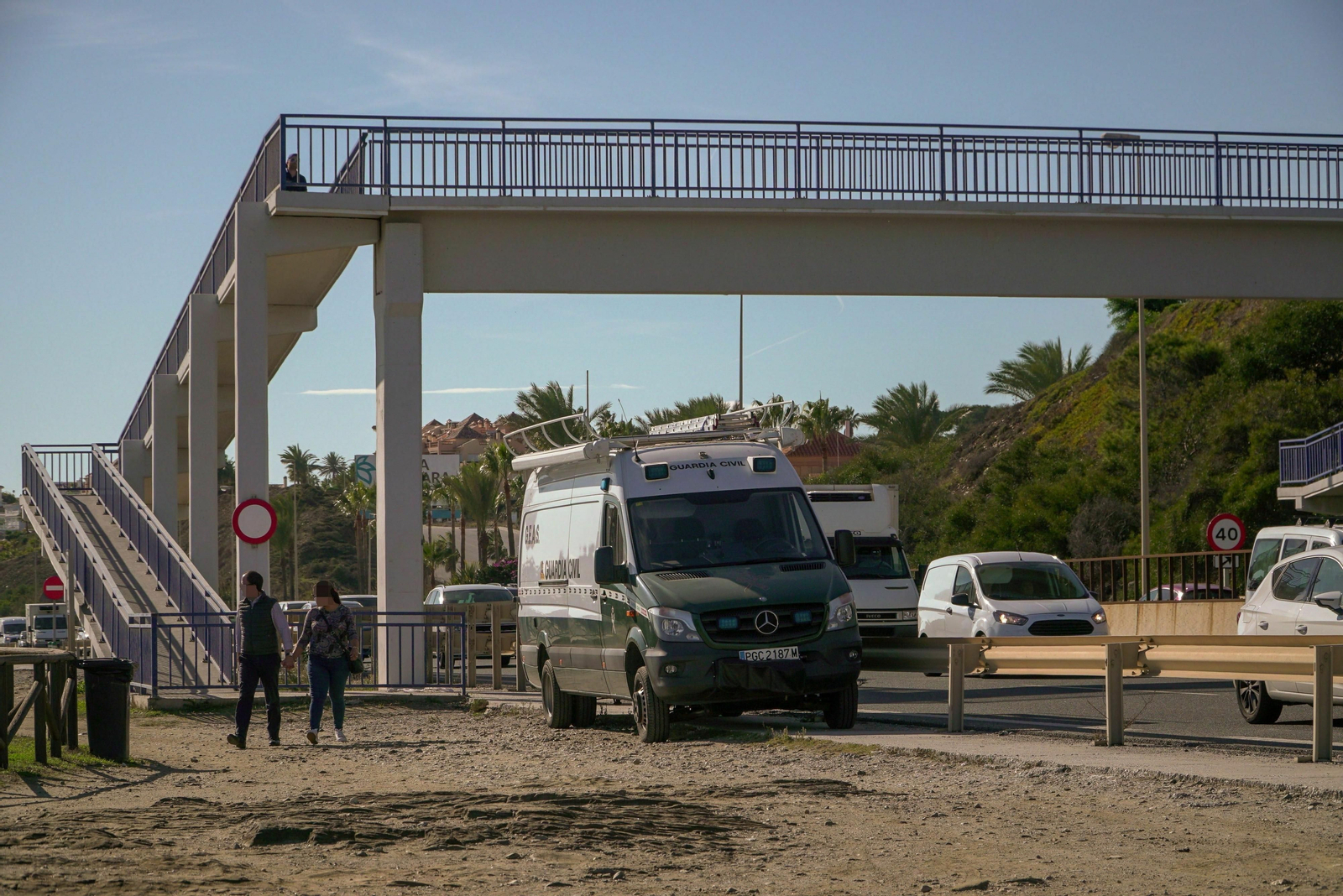 Un furgón de la Guardia Civil en la zona en la que han encontrado el cuerpo.