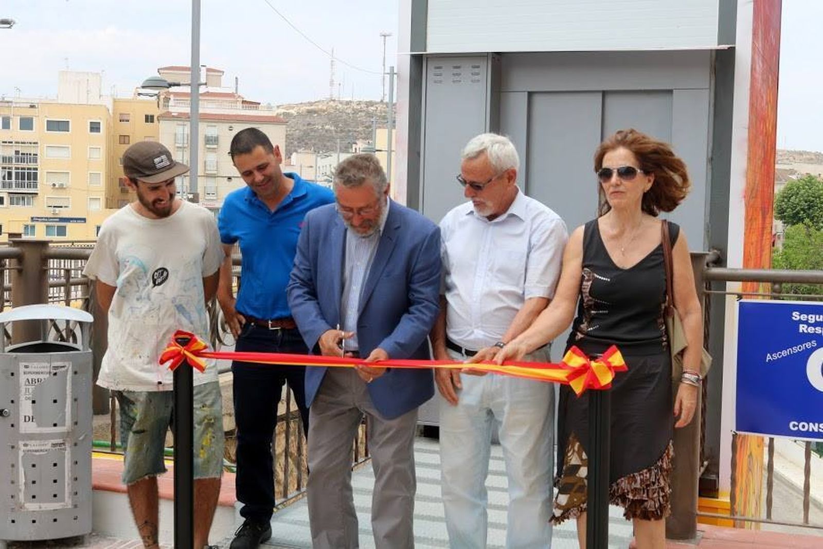 Francisco Torrecillas cortando la cinta inaugural.