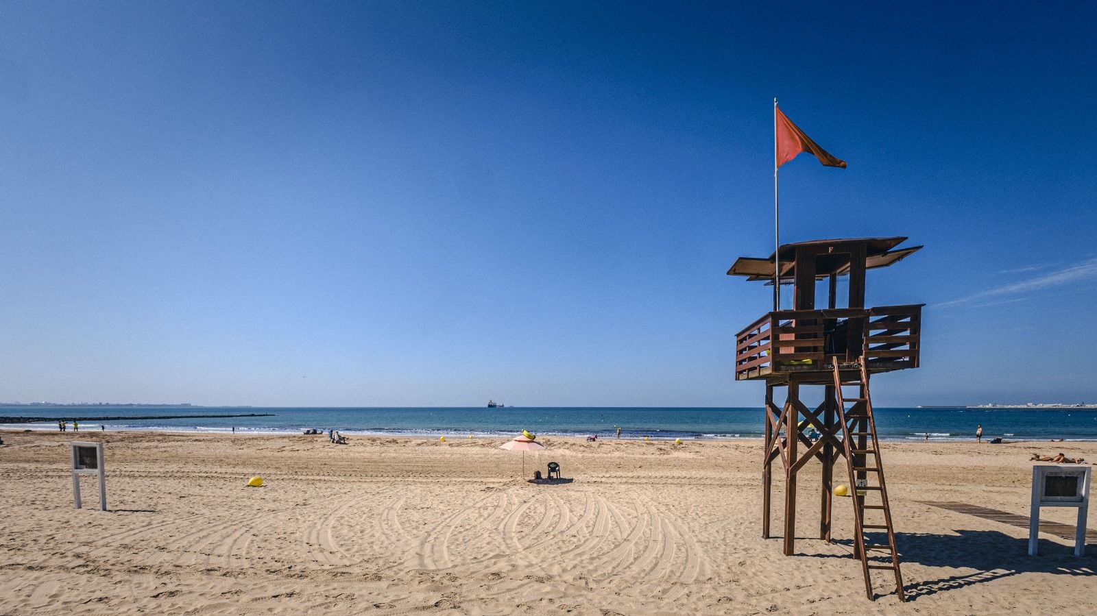 La playa de Fuentebravía, cerrada al baño.