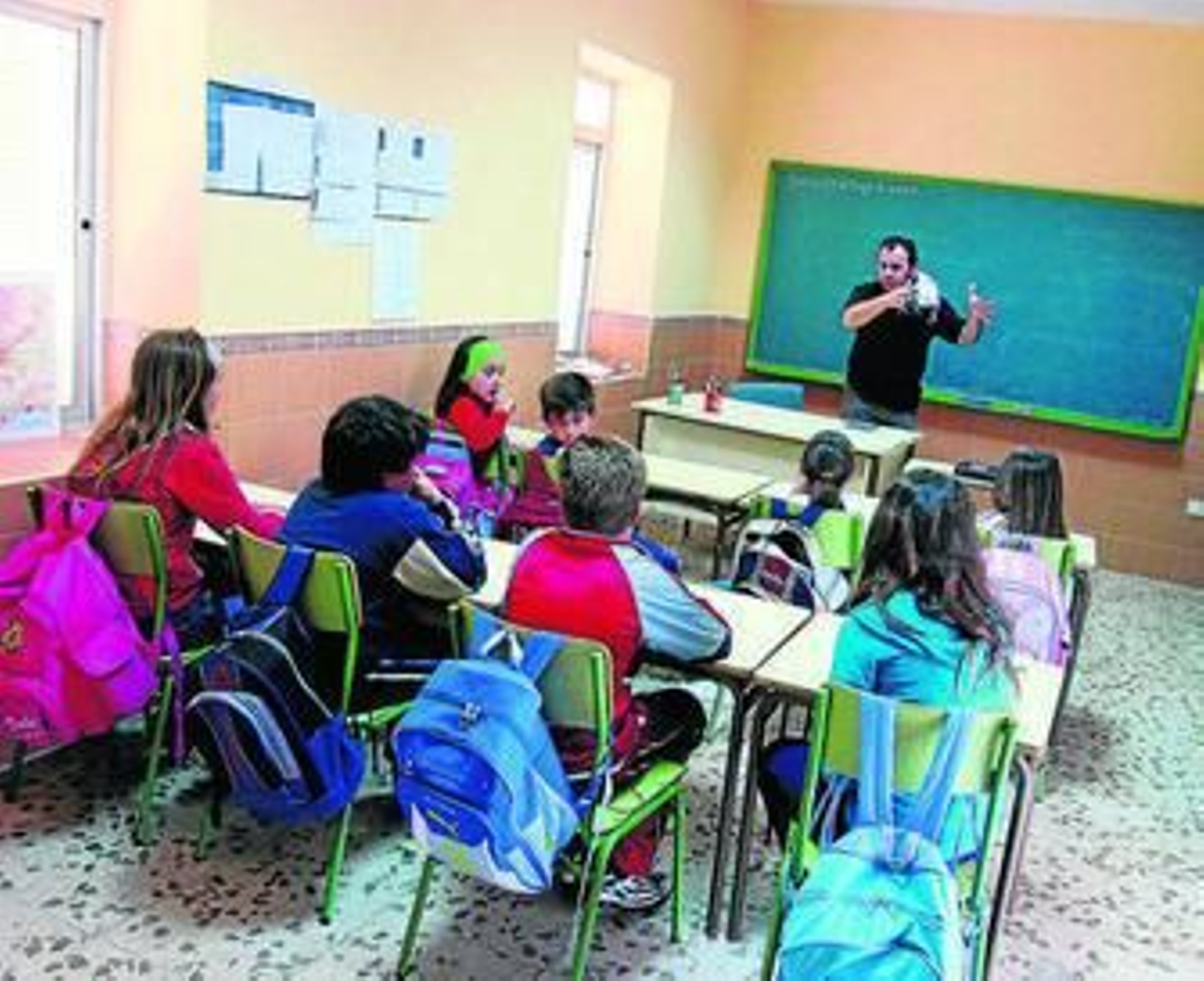 Un profesor imparte su clase en un aula de Primaria.