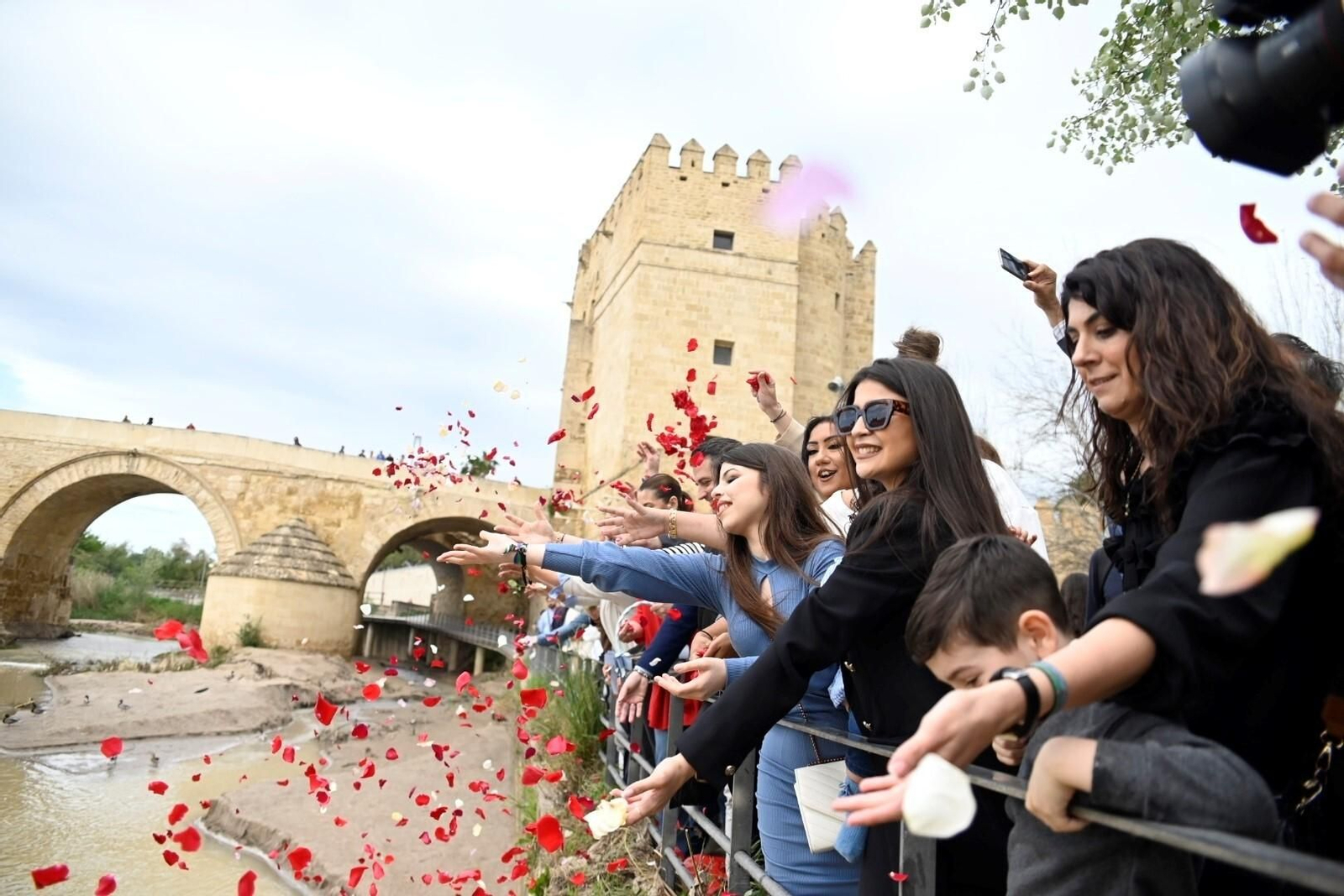 La Ceremonia del Río en Córdoba por el Día del Pueblo Gitano, en imágenes
