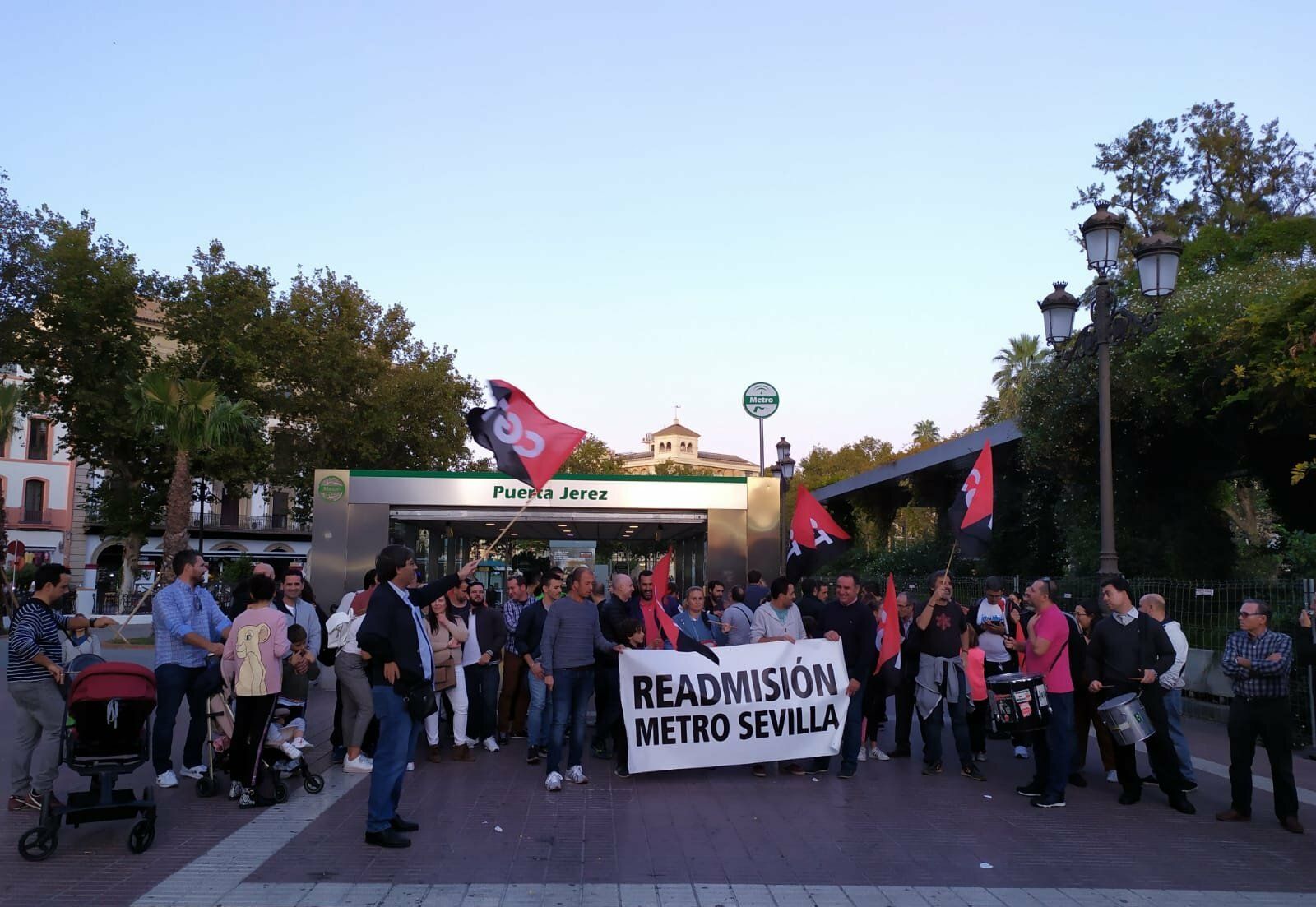 Un momento de la protesta este lunes por la tarde ante la estación Puerta de Jerez.