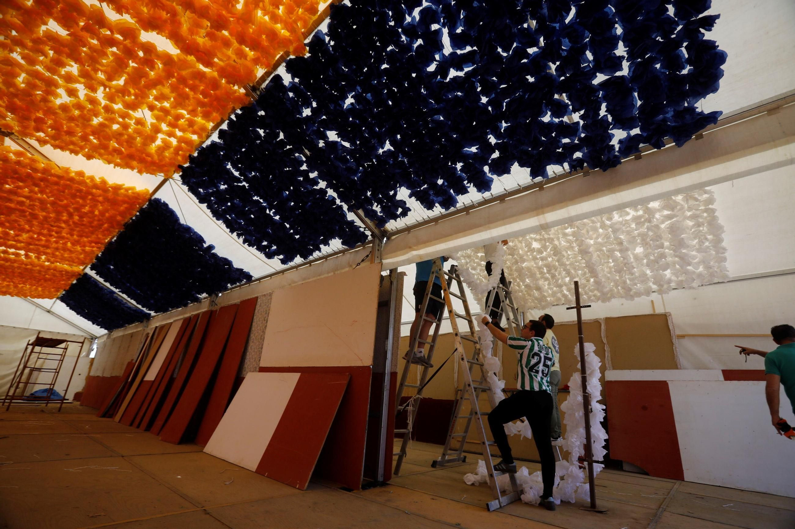 Los preparativos de las casetas de la Feria de Córdoba, en imágenes