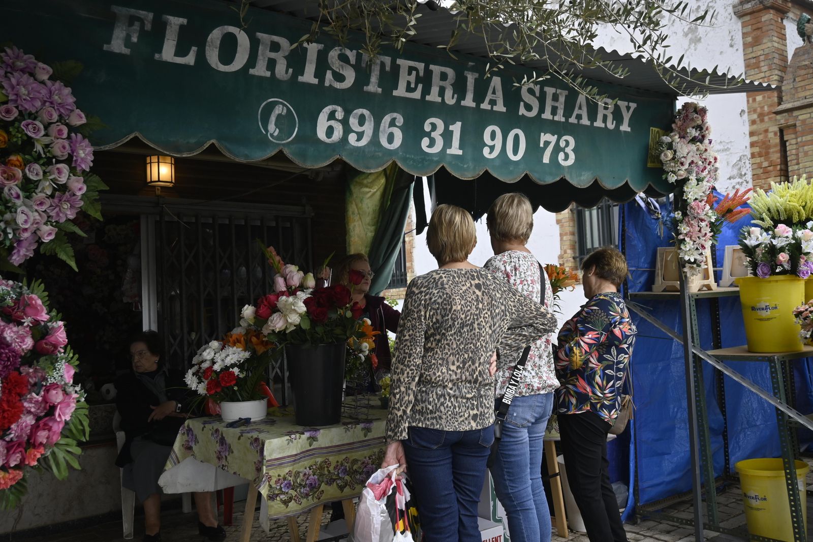 Ambiente en el cementerio de Huelva para el día de todos los Santos.