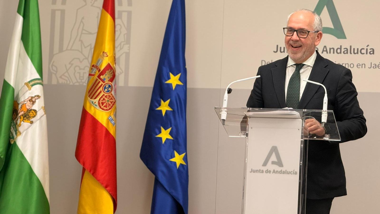 El delegado de la Junta de Andalucía en Jaén, Jesús Estrella, anuncia las Banderas de Andalucía.