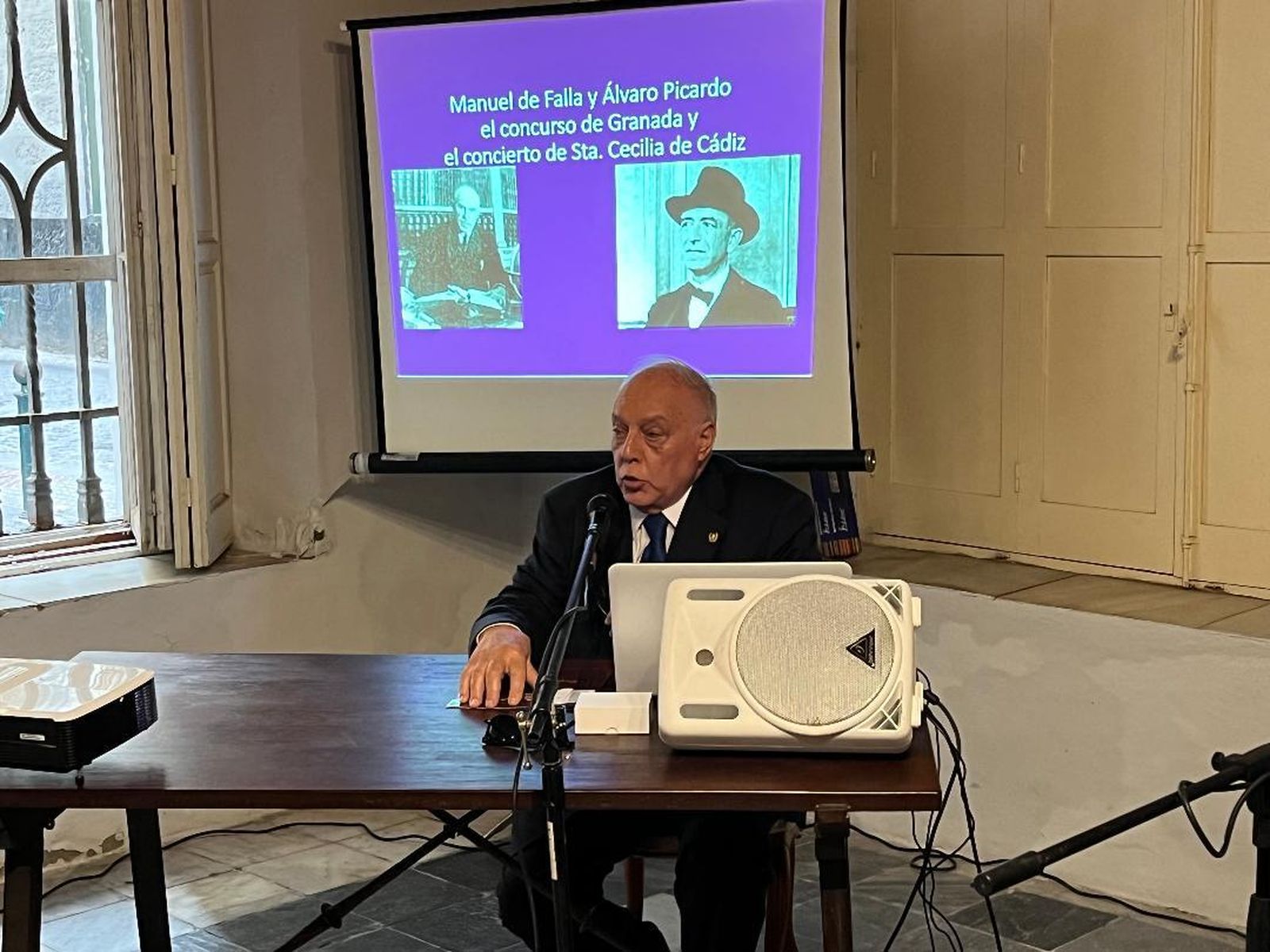 El flamencólogo Guillermo Boto, durante la conferencia en la Casa Aramburu.