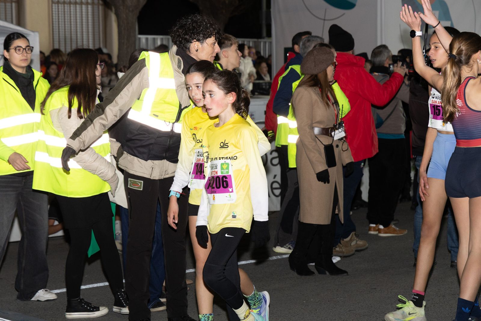 En imágenes: 2.000 atletas brillan con luz propia en la infantil de la Carrera de San Antón 2026