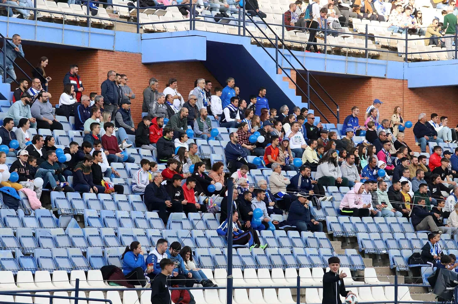 Imágenes del ambiente en las gradas del Nuevo Colombino