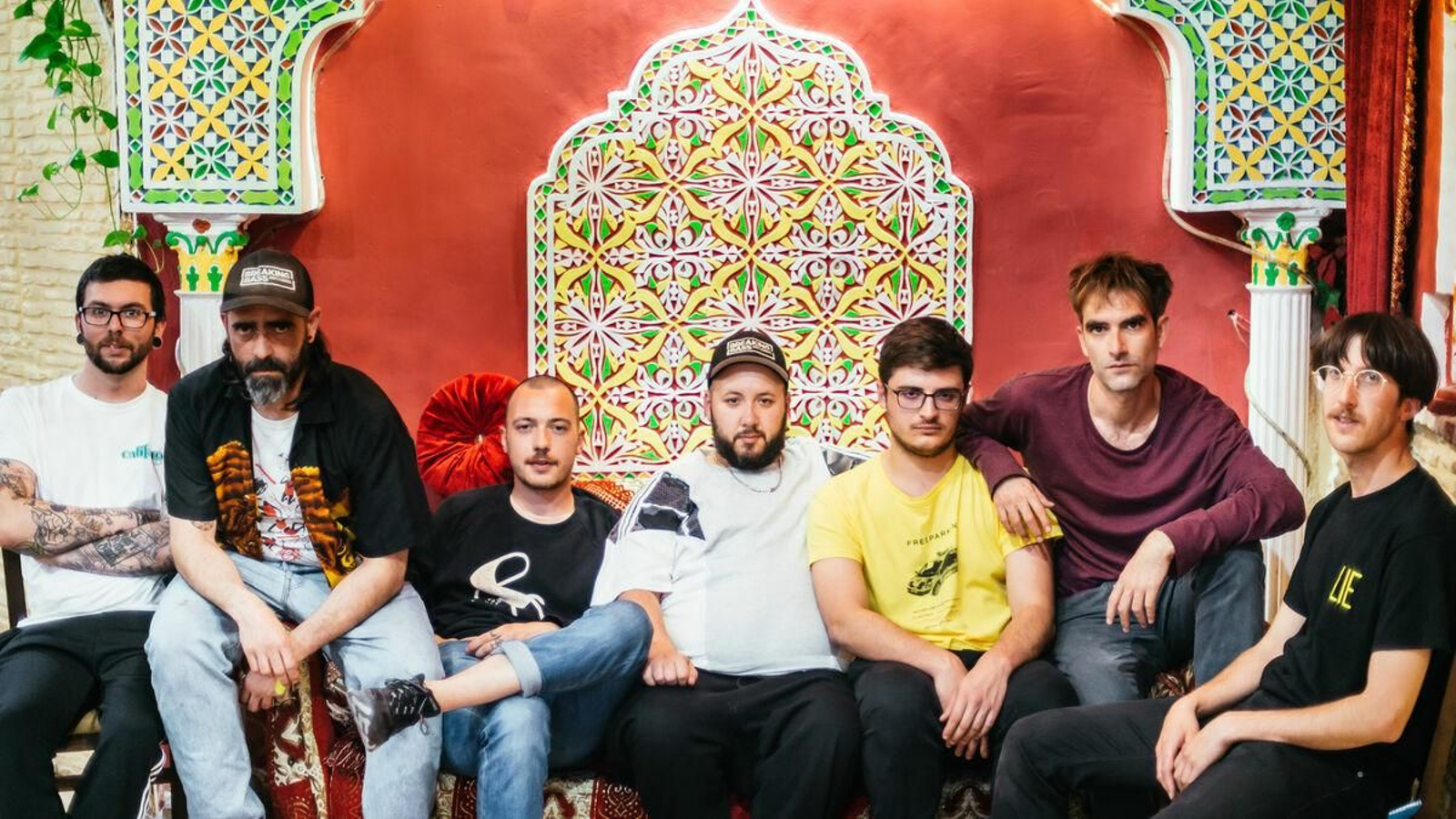 Los siete miembros de Califato 3/4, en una imagen promocional.