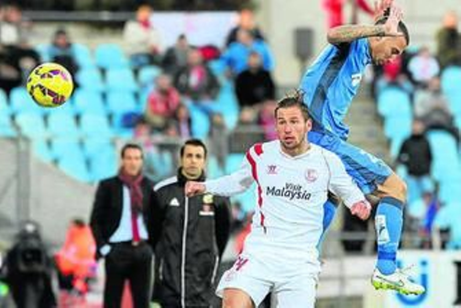 Alexis salta sobre Krychowiak en un lance del partido.