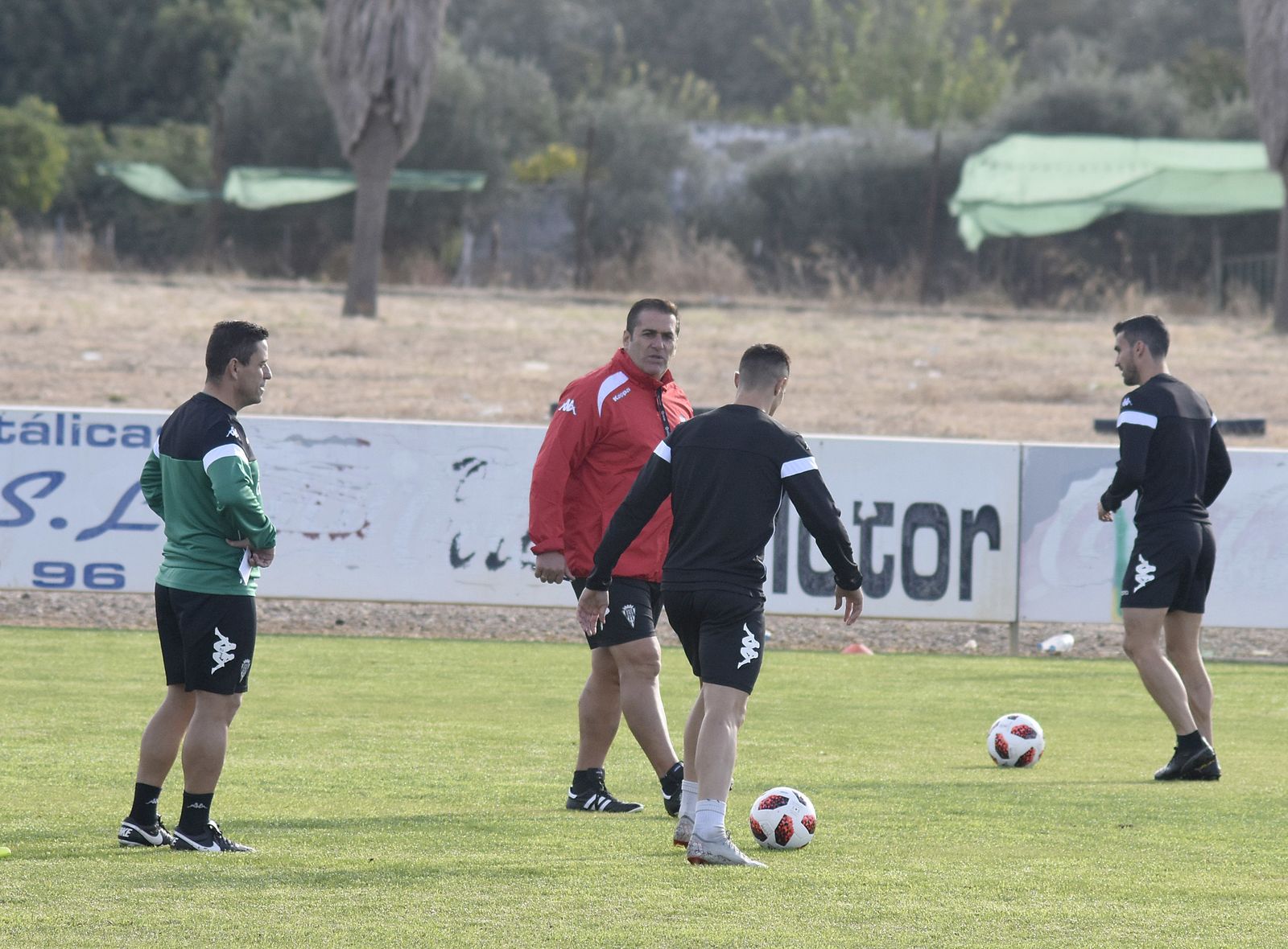 Sandoval dialoga con Jaime Romero junto a su segundo, Ismael Martínez, y Alfaro.