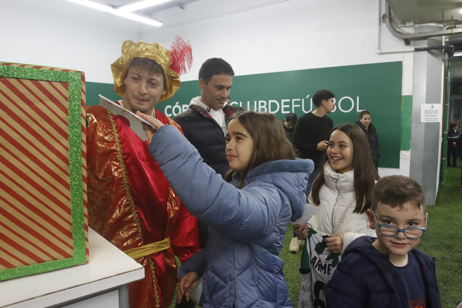 Los Reyes Magos en El Arcángel con la afición del Córdoba CF, en imágenes