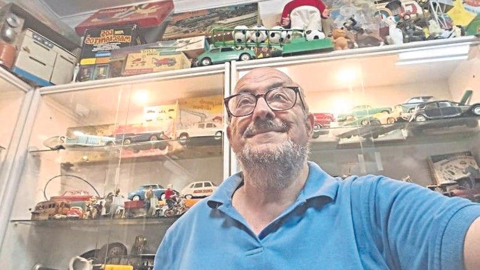 El protagonista del  artículo, junto a su colección de juguetes antiguos.