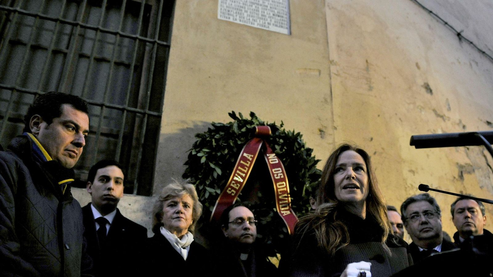 Alberto Jiménez-Becerril García, entre Juanma Moreno y Soledad Becerril durante un homenaje a sus padres.