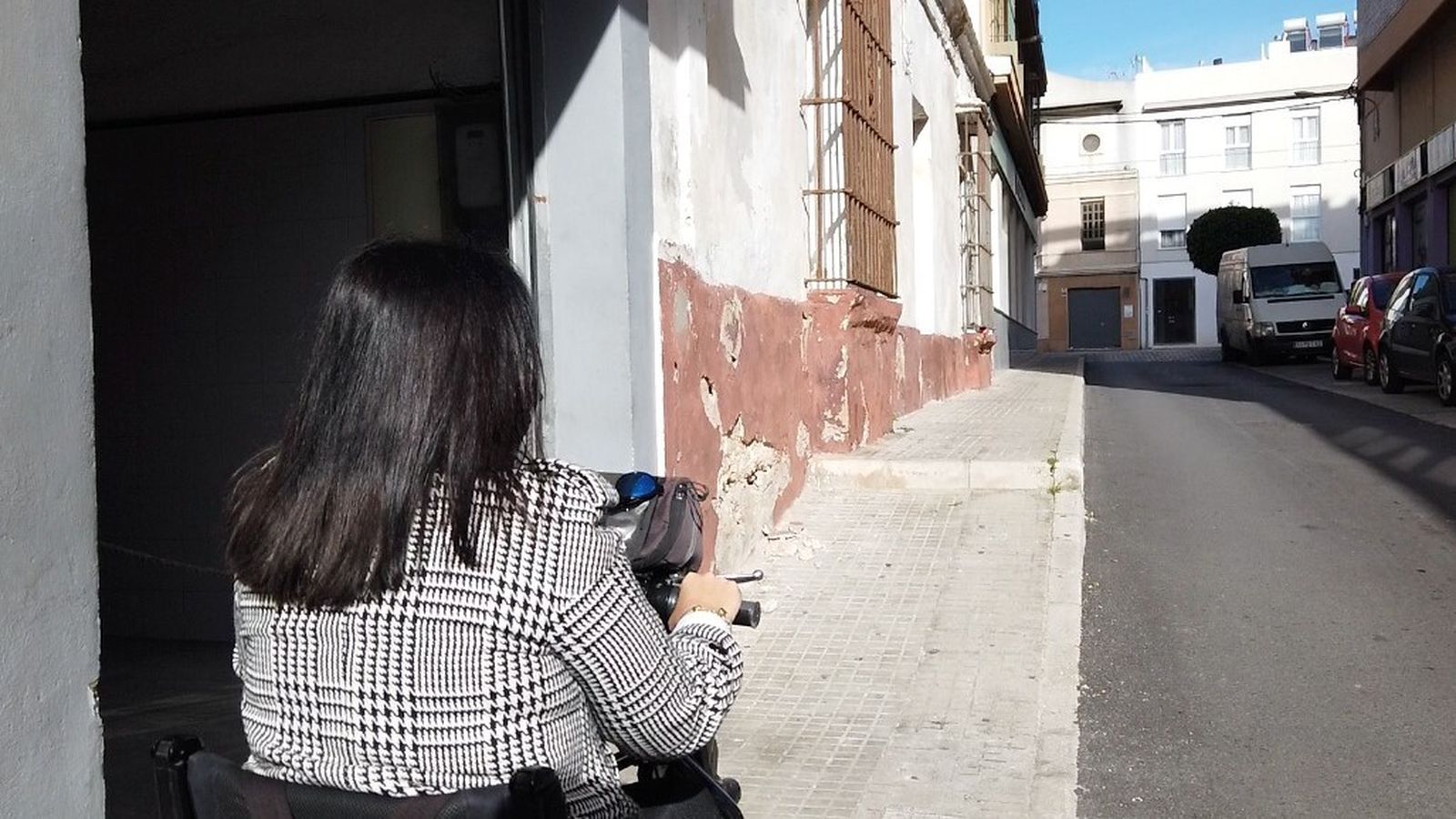 La concejala Malu del Río, en la calle Terán de San Fernando, que a pesar de haber sido recientemente asfaltada mantiene importantes barreras.