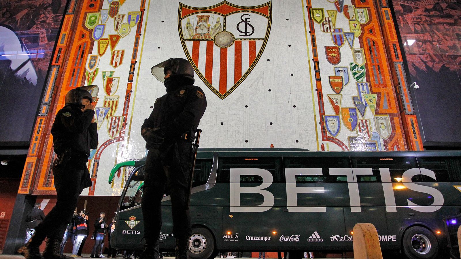 El autobús del Betis, en el Ramón Sánchez-Pizjuán.