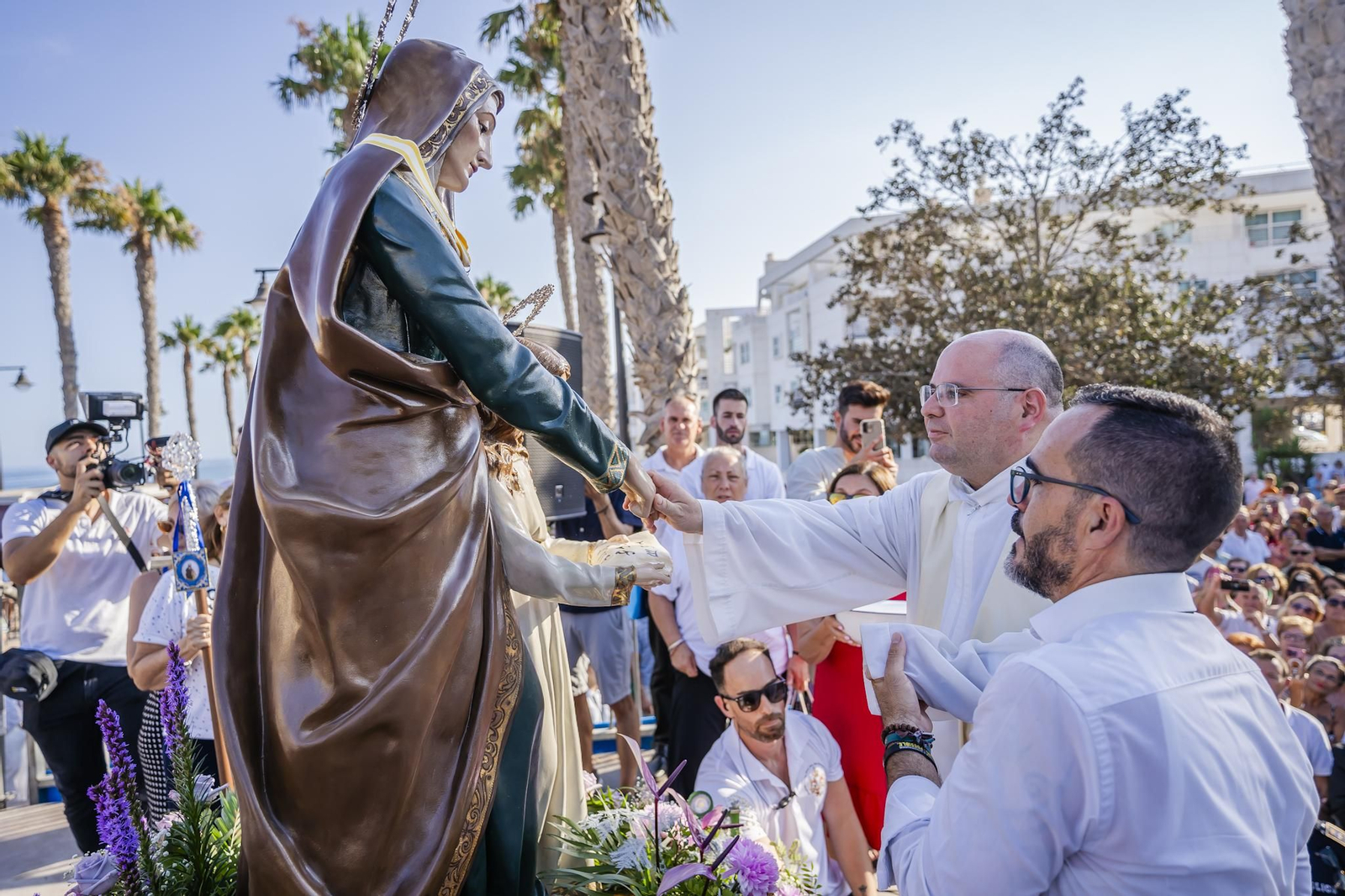 La procesión de la Virgen del Carmen y Santa Ana pone el broche final a las fiestas del Puerto de Roquetas