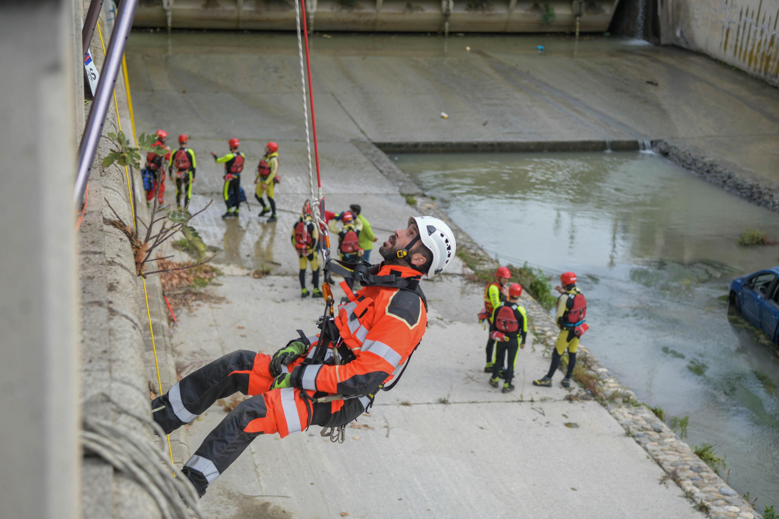 Fotos: Las mejores imágenes del simulacro de rescate de un coche accidentado en el río Genil de Granada