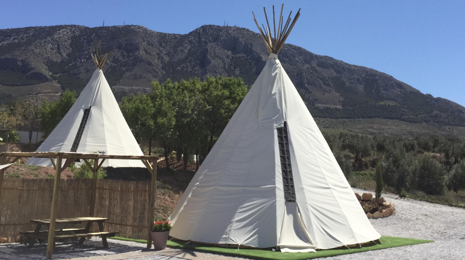 Conoce el camping en el que te puedes hospedar en casas tipis
