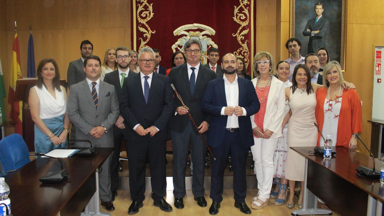 Sergio Velasco, en el centro, junto a la nueva corporación municipal de Puente Genil.